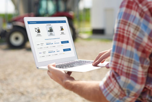 Firmenleasing-2 Mann, der ein Laptop in der Hand hält, auf dem verschiedene Finanzierungslösungen zu sehen sind.