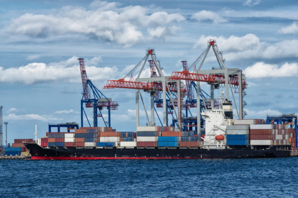 Einkaufsfinanzierung-4 Container Schiff wartet im Hafen seine Ware abzuladen