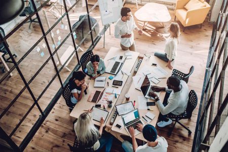 Lagerfinanzierung-6 Junge Menschen während der Arbeit in ihrem Startup. Abgelichtet aus der Vogelperspektive.